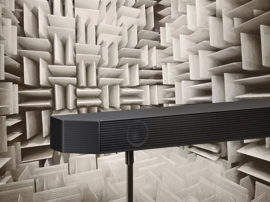 Ένα κοντινό πλάνο του Soundbar της Samsung σε έναν ανηχοϊκό θάλαμο που χρησιμοποιείται για τη δοκιμή κάθε πτυχής του Soundbar.